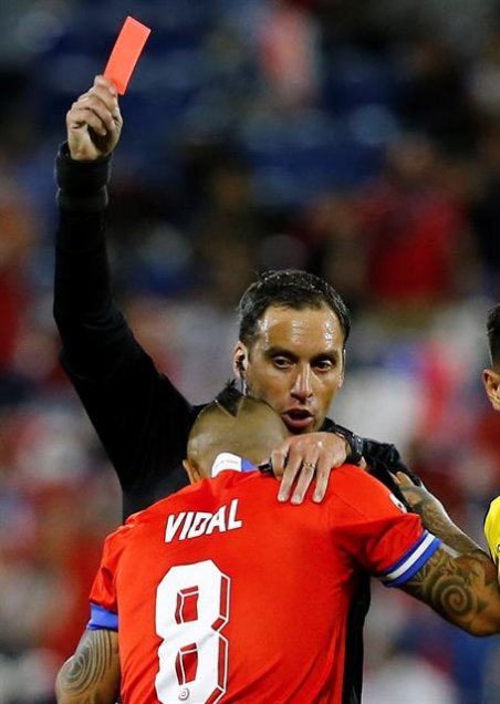 Arturo Vidal abandonó entre lágrimas la cancha tras ser expulsado ante Ecuador