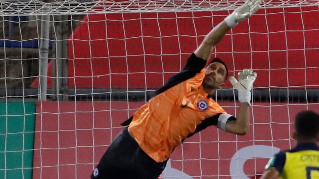 Bravo tras derrota de la Roja: A este nivel cuesta mucho competir con un hombre menos