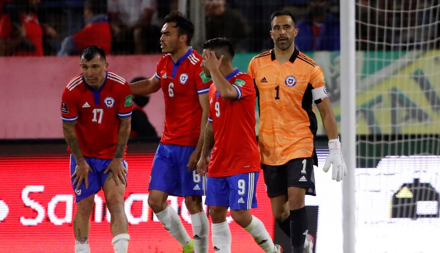 Resumen: La Roja se enredó ante Ecuador y Argentina abrochó su clasificación al Mundial