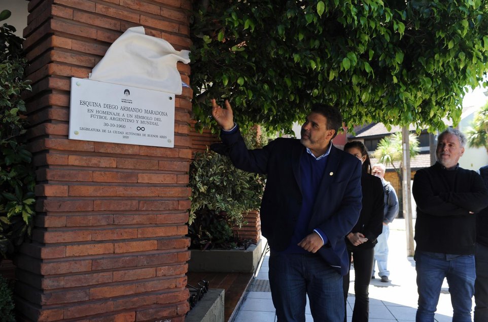 Buenos Aires homenajeó a Maradona con una placa en edificio donde vivió en los 90