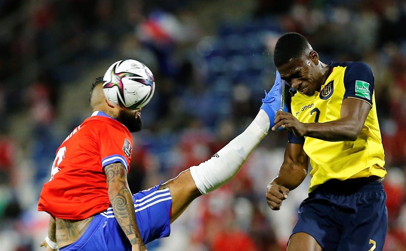 Peleador ecuatoriano ironizó con patada de Vidal: “Mucho UFC Arturito”