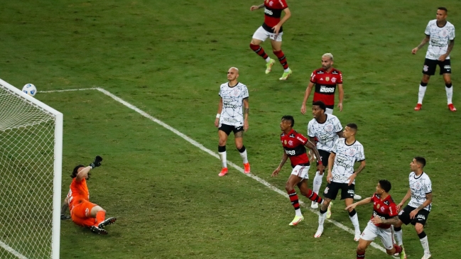 Flamengo venció con lo justo a Corinthians y se ilusionó con el título