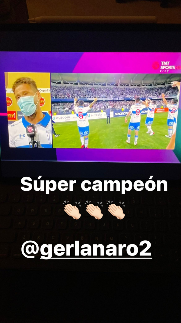 Nicolás Castillo festejó a la distancia el supertricampeonato de Universidad Católica