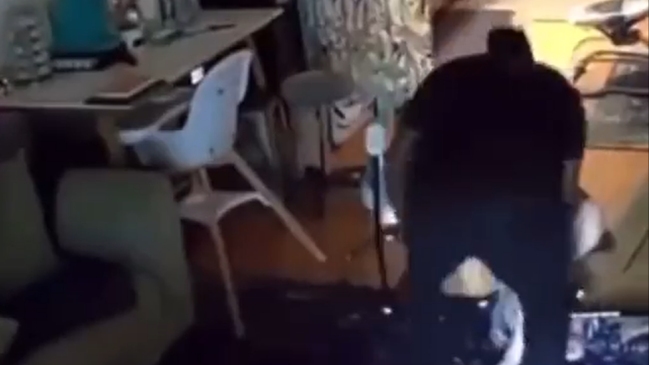 Ex jugador de la NFL fue arrestado por brutal golpiza a su ex pareja frente a hijo de cinco meses