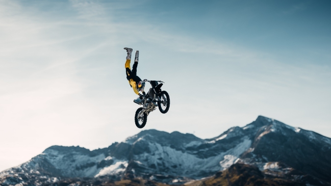 Francés fusionó el motocross y el paracaidismo en peligroso acantilado