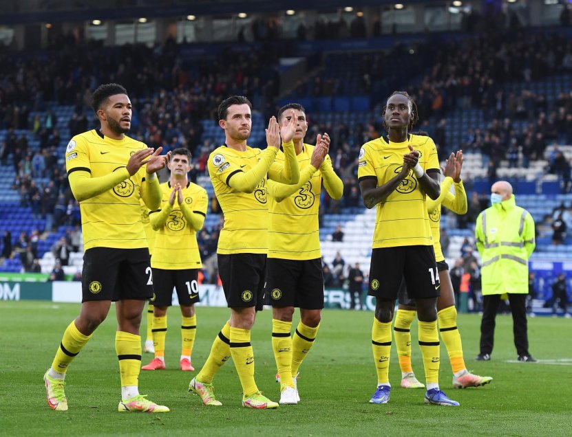 Chelsea superó a Leicester y se mantuvo en lo más alto de la Premier