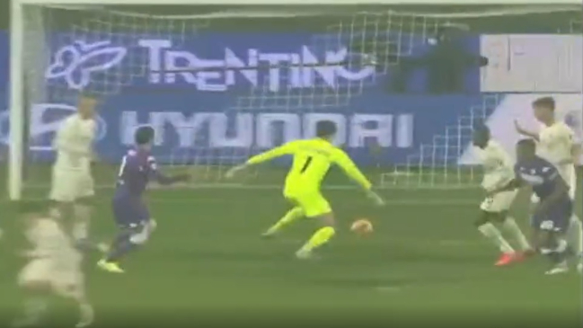 ¿Será el chascarro del año? Arquero de AC Milan “regaló” un gol a Fiorentina