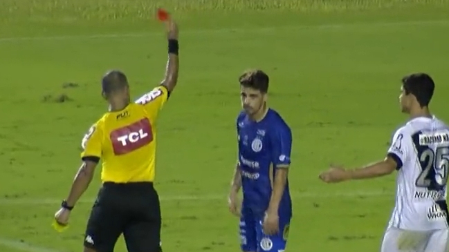 Jugador molesto por ser expulsado le dio una patada al árbitro