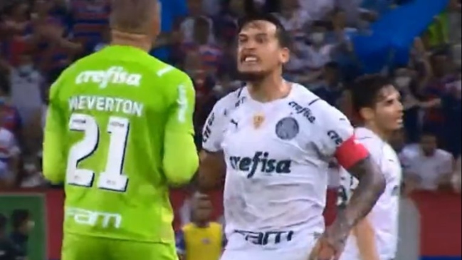 ¡Casi llegan a los golpes! Gustavo Gómez y Weverton protagonizaron un tenso momento en el Fortaleza-Palmeiras