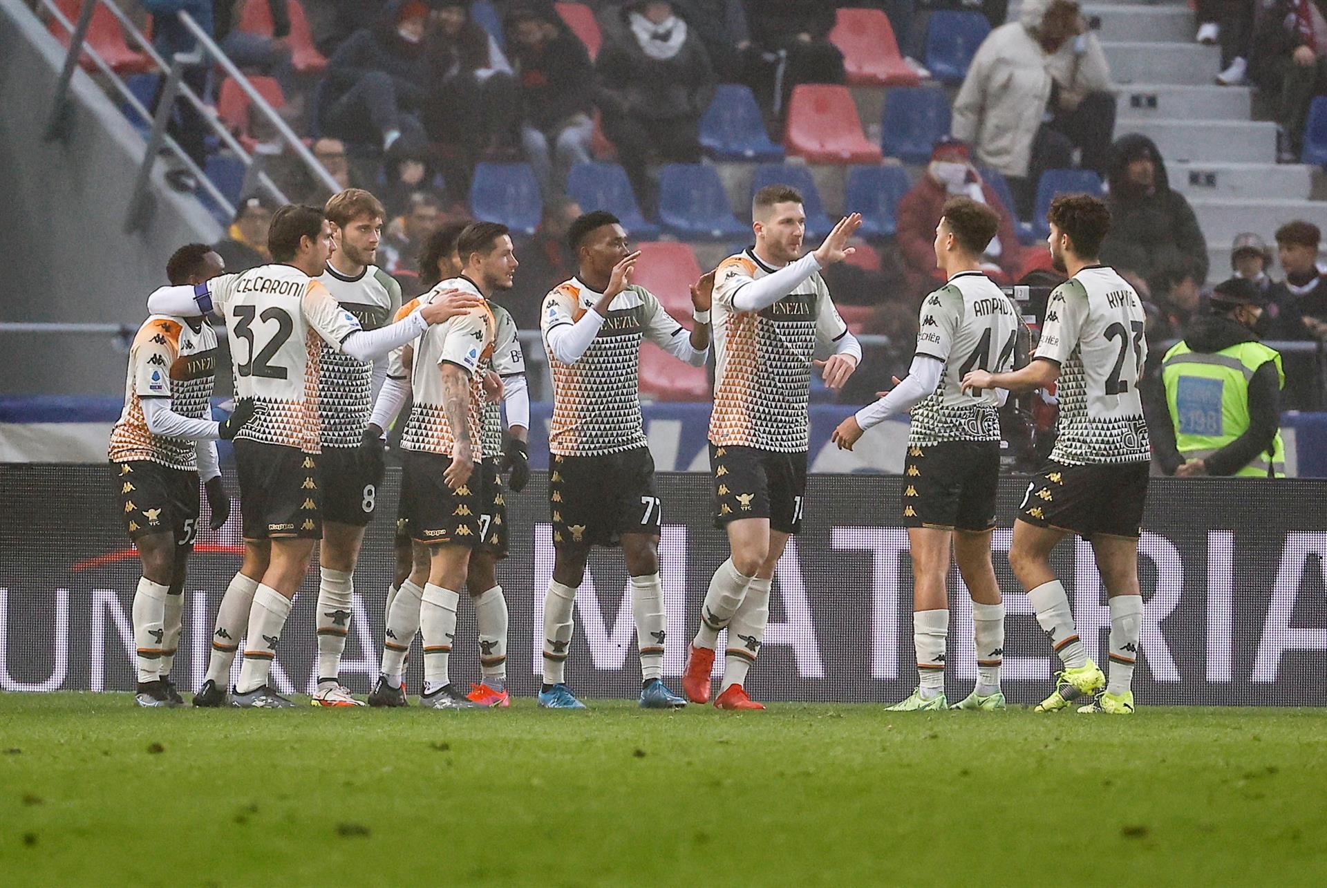 Gary Medel y Bologna sufrieron una dolorosa caída ante Venezia