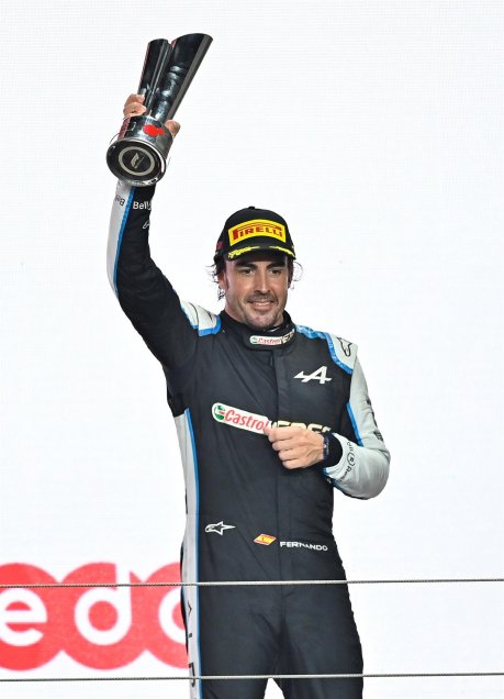 Lewis Hamilton impuso sus condiciones en Qatar y acortó la diferencia con Verstappen