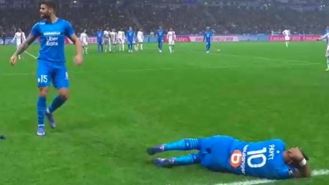 Duelo de Olympique Lyon con Marsella fue suspendido por botellazo a Dimitri Payet