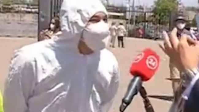 Hincha de la U llegó con overol a votar al Estadio Monumental: “Tengo que venir protegido”