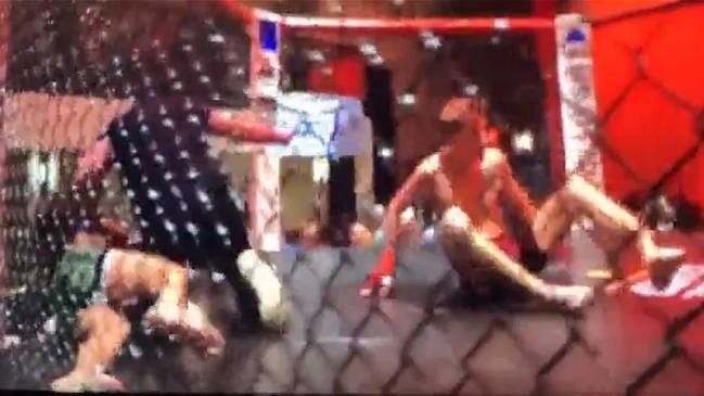 Peleador noqueó a su rival con una patada y se torció el tobillo en la misma acción