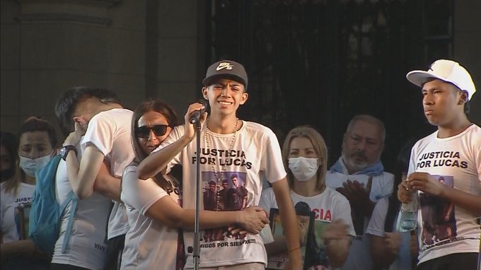 Realizaron masiva marcha frente a Tribunales en Argentina por joven futbolista asesinado por tres policías