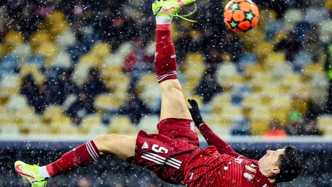 ¡Para verlo una y otra vez! El tremendo golazo de chilena de Lewandowski en victoria de Bayern