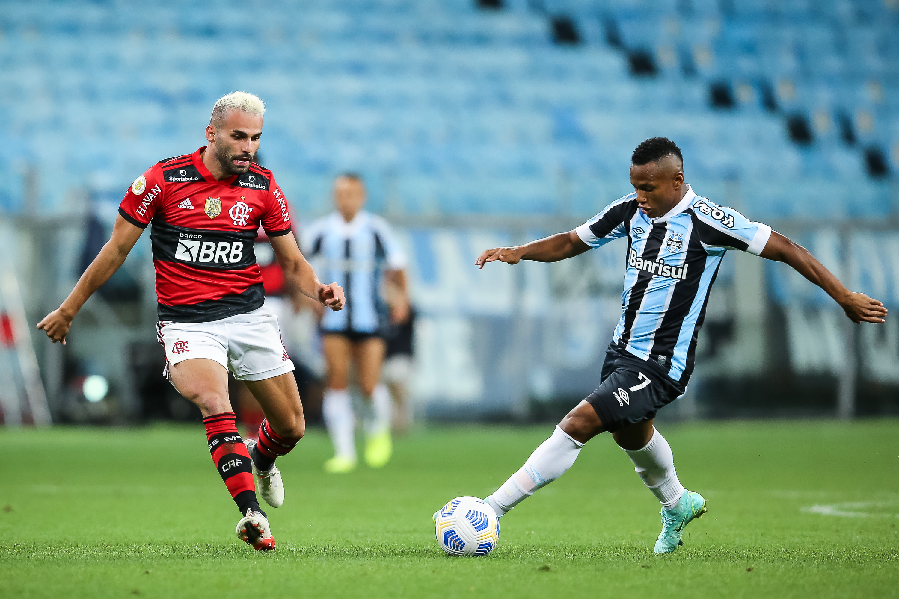 Gremio remontó ante Flamengo y sumó punto de oro en su lucha por no descender en Brasil