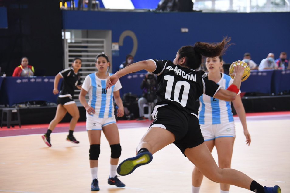 El balonmano chileno cayó ante Argentina en Cali pero igualmente avanzó a semifinales