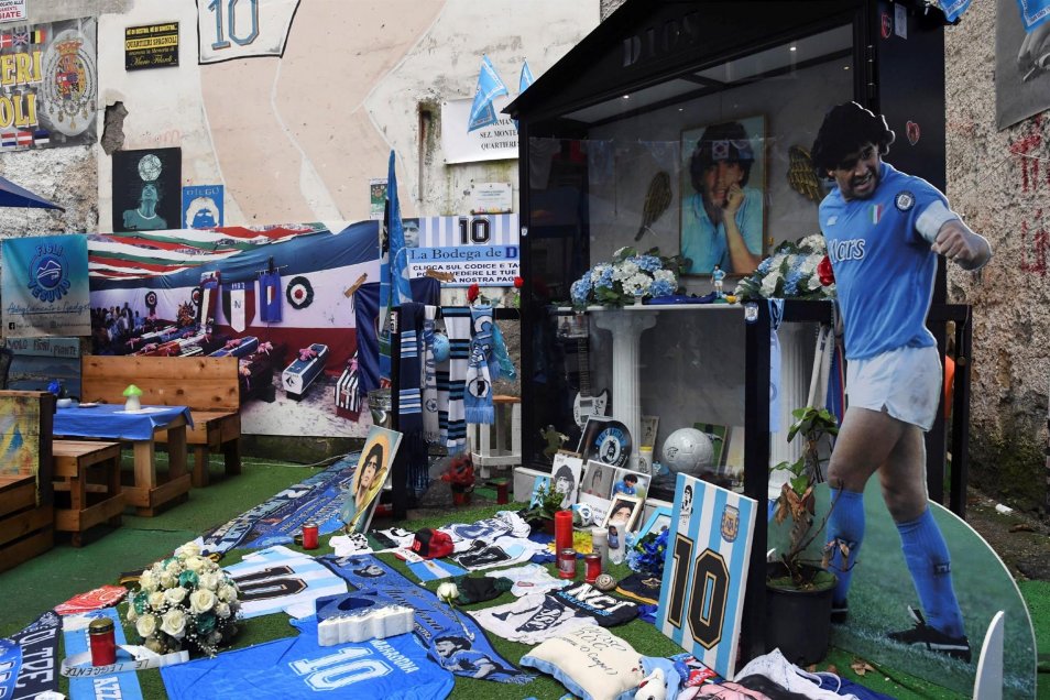 Maradona se tomó Nápoles: Inauguraron estatua e hinchas peregrinaron al mural en su honor