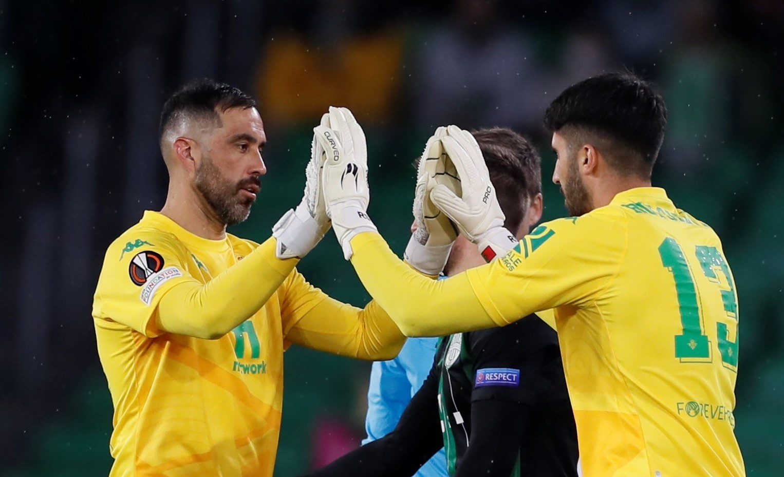 Claudio Bravo abandonó con molestias el duelo de Betis con Ferencvaros