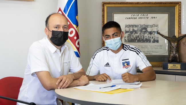 Jhordy Thompson firmó su primer contrato profesional con Colo Colo