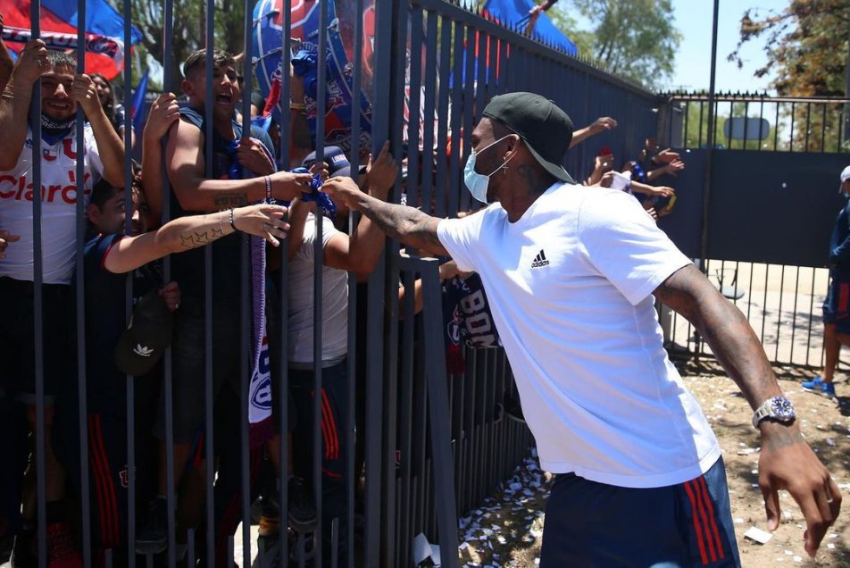 La U recibió el apoyo de su hinchada antes de viajar a El Salvador