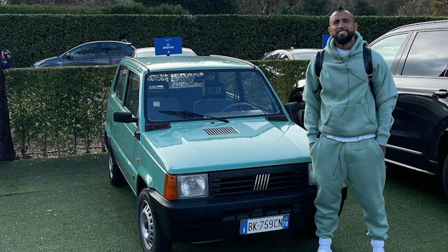 Arturo Vidal demostró su amor por su Fiat Panda al compararlo con su Ferrari en lúdico Tik Tok