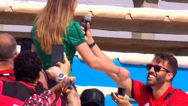 ¿Romántico o mufa? Hincha de Flamengo le pidió matrimonio a fanática de Palmeiras en el Centenario