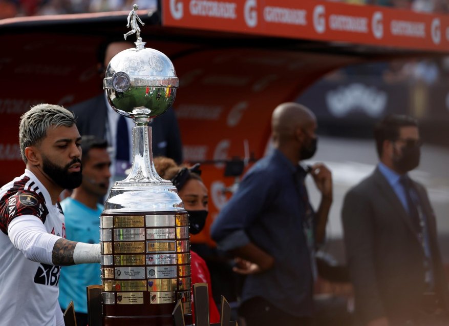 ¡Lo hizo otra vez! Gabigol tocó el trofeo de la Copa Libertadores antes de la final en Montevideo