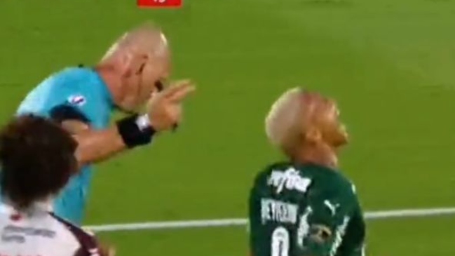 ¡Insólito! Jugador de Palmeiras exageró un golpe del árbitro Néstor Pitana en la final de Libertadores