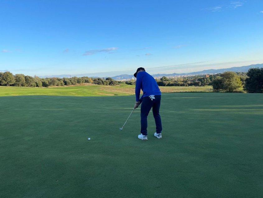 “Kun” Agüero se lució practicando golf en medio de incertidumbre por su futuro en el fútbol