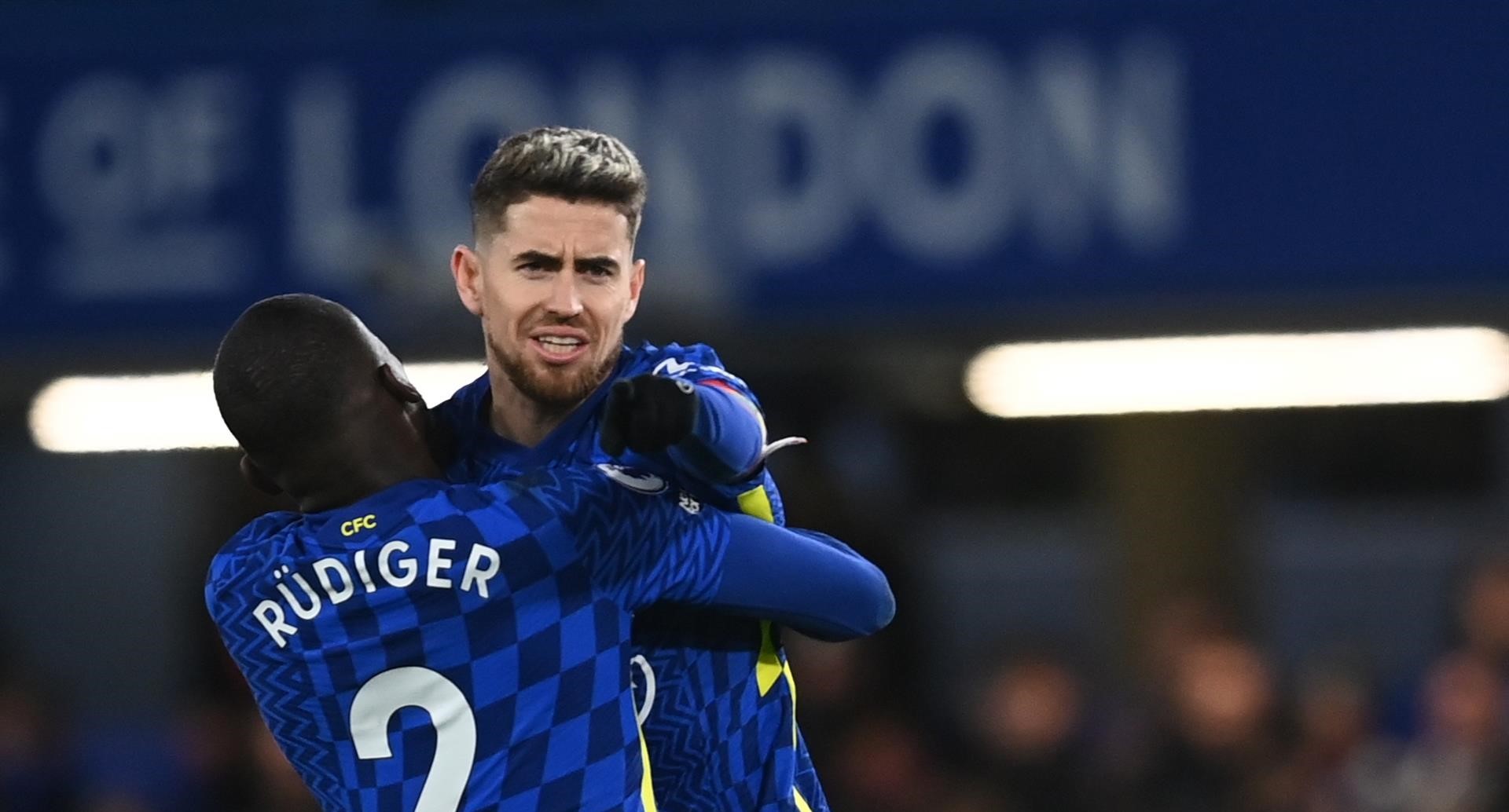 Chelsea rescató un empate ante Manchester United y mantuvo el liderato en la Premier League