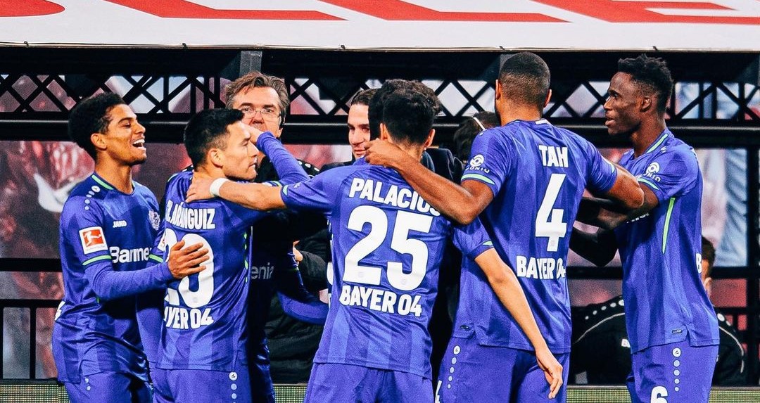 Charles Aránguiz volvió a las canchas en sólido triunfo de Bayer Leverkusen