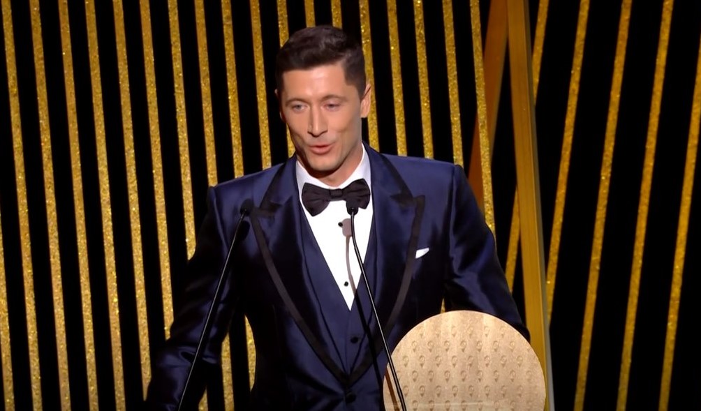 Robert Lewandowski fue premiado como el Mejor Delantero del Año en gala del Balón de Oro