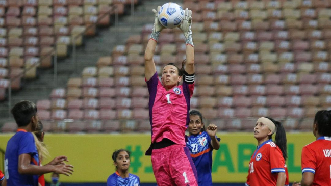 Christiane Endler rozó el top ten y se ubicó como la mejor arquera en el Balón de Oro femenino
