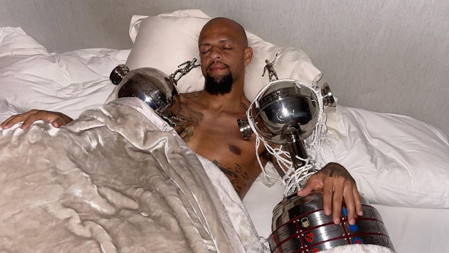 El dulce descanso de Felipe Melo con las dos Copa Libertadores conseguidas por Palmeiras