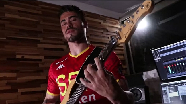 Juan Pablo Gómez exhibió su virtuosismo como guitarrista en homenaje a Unión Española