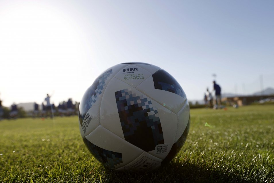 El legendario Youri Djorkaeff encabezó la primera jornada de FIFA Football for Schools en Chile