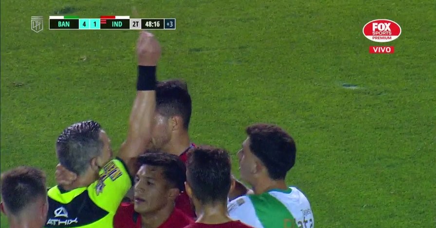 ¡Descontrolado! Insaurralde fue expulsado y tomó del cuello al árbitro en derrota de Independiente