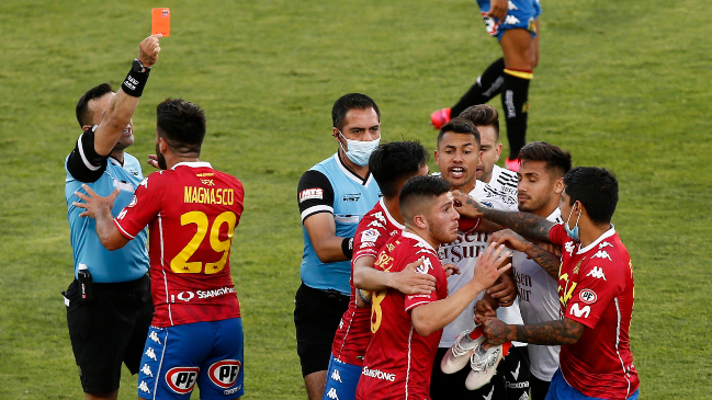 Víctor Méndez fue absuelto de su expulsión frente a Colo Colo