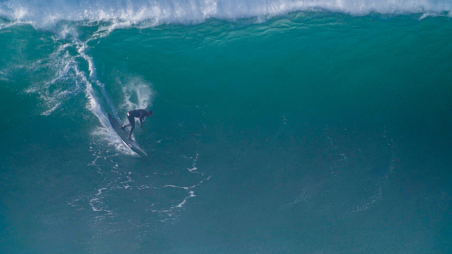 Cristian Merello se luce surfeando las olas más grandes y peligrosas del mundo en Portugal