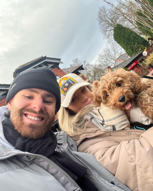 El tierno paseo de Ben Brereton junto a su novia y su pequeño perro “Milo”