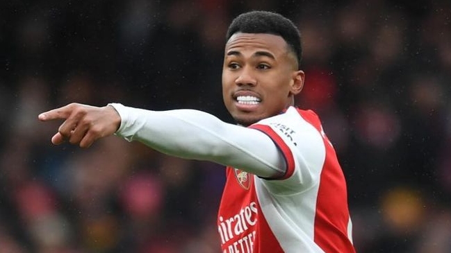 Jugador de Arsenal evitó el robo de su auto contra un ladrón armado con un bate