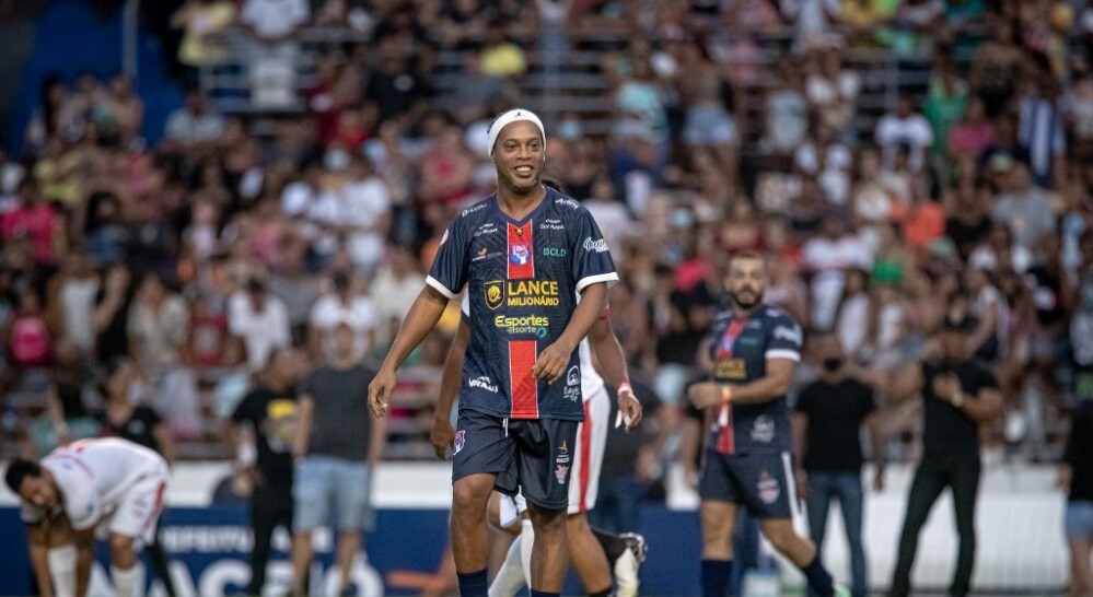 ¡Magia intacta! Ronaldinho anotó tres golazos en partido benéfico en Brasil