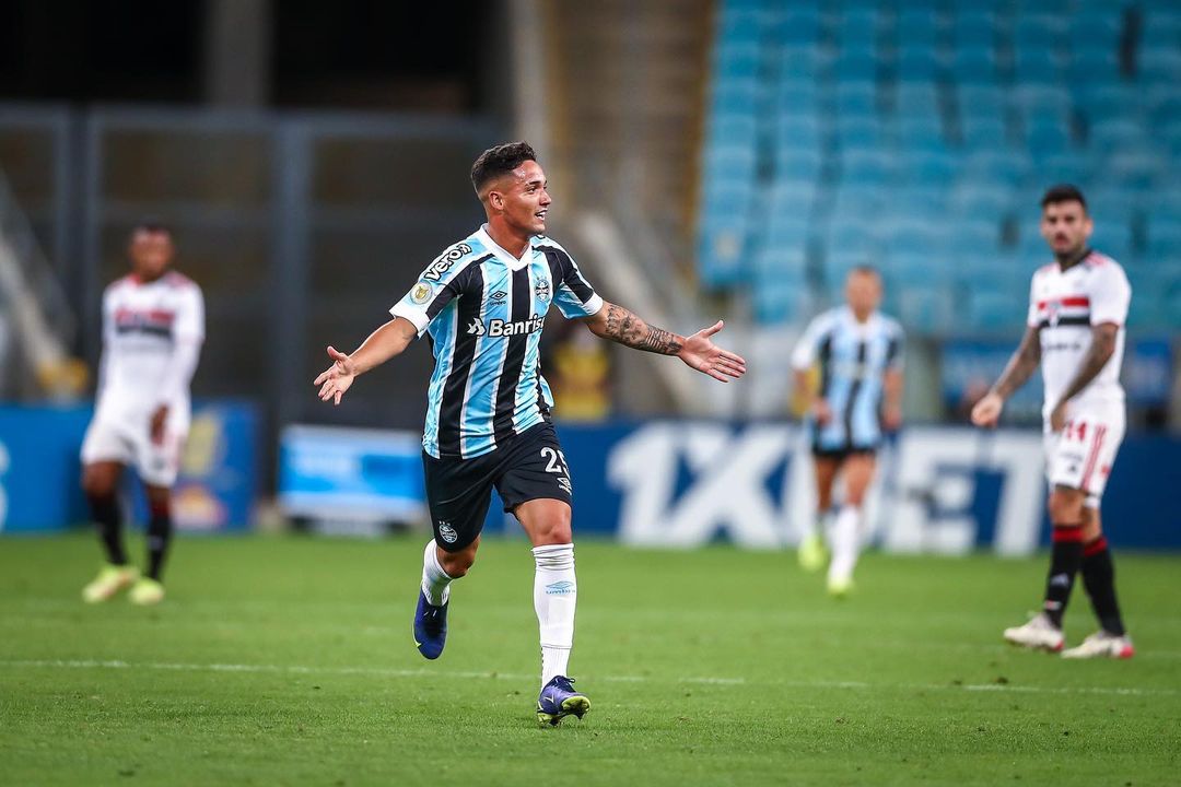 ¡Desde mitad de cancha! El golazo de Jhonata Robert en el triunfo de Gremio sobre Sao Paulo