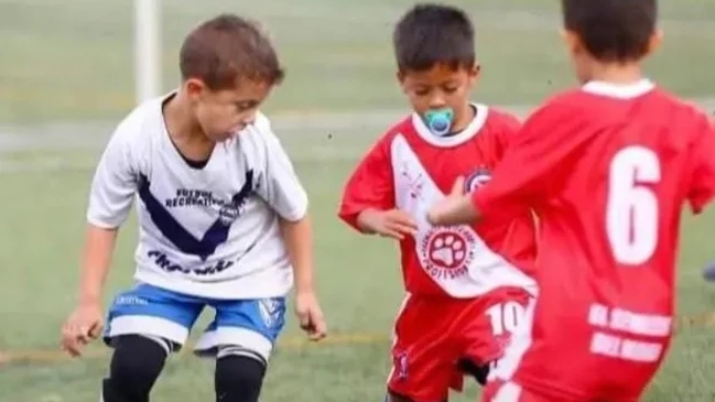 Niño que juega fútbol con chupete se hizo viral
