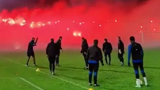 Hinchas realizaron espectacular recibimiento a jugadores que entrenaron a las 5 AM