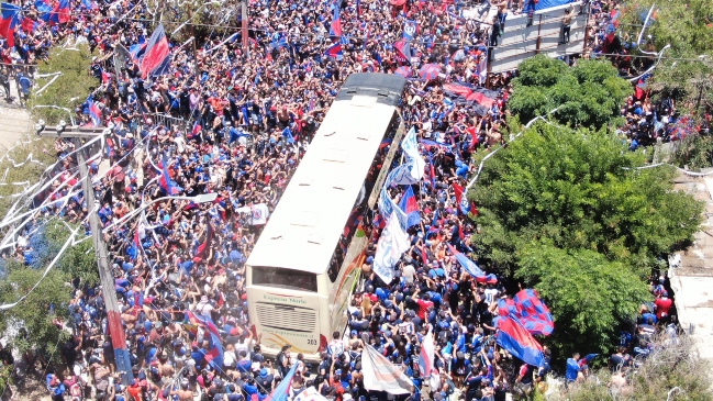Hinchas de la U hicieron un emotivo banderazo y pidieron un último esfuerzo al plantel