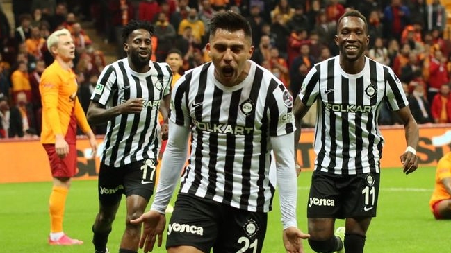 César Pinares anotó un golazo en empate de Altay y Galatasaray