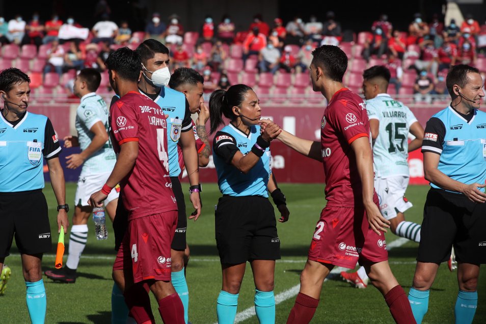 María Belén Carvajal hizo historia al dirigir en el empate de La Serena y Santiago Wanderers